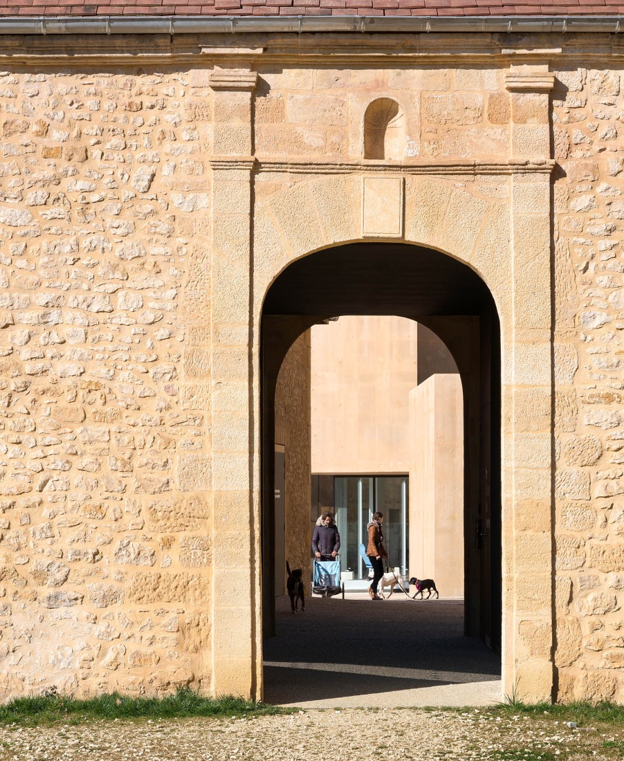 Mediateca y escuela de música por Dominique Coulon & associés. Fotografía por Eugeni Pons.