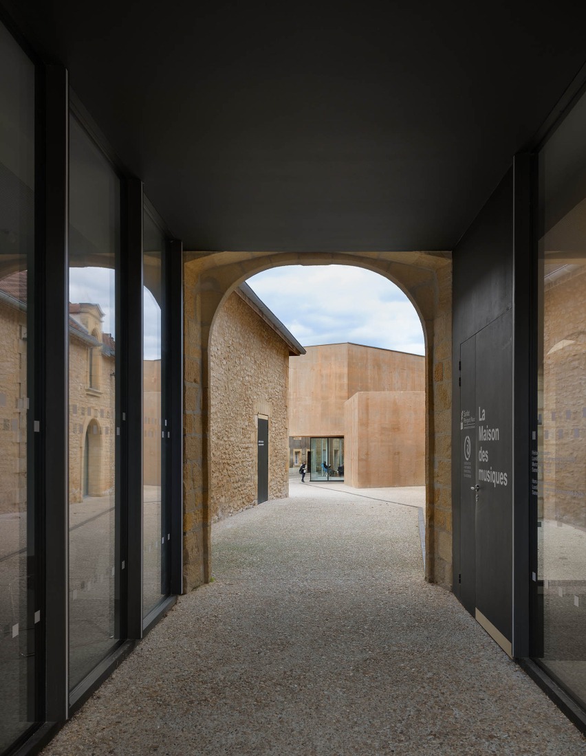Mediateca y escuela de música por Dominique Coulon & associés. Fotografía por Eugeni Pons.
