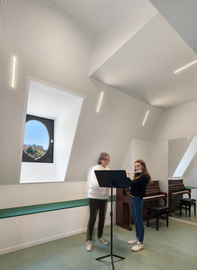 Mediateca y escuela de música por Dominique Coulon & associés. Fotografía por Eugeni Pons.