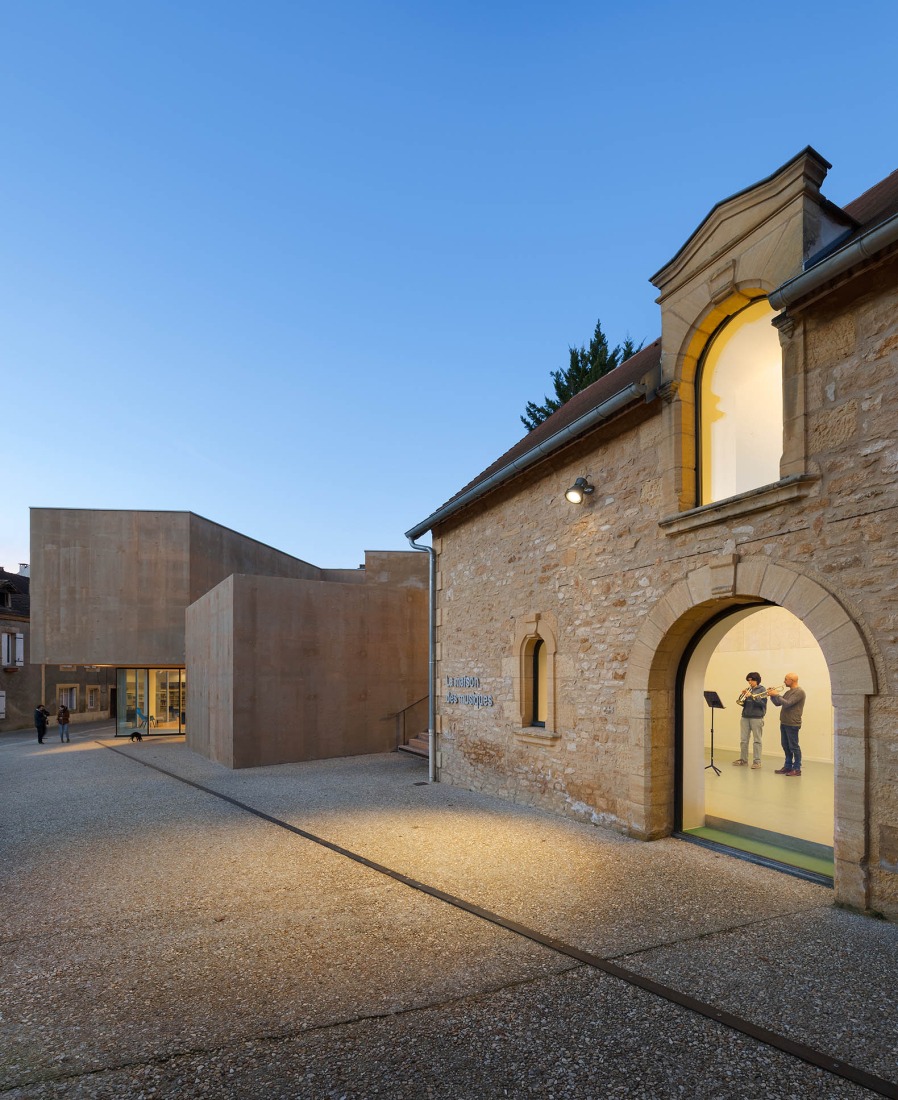 Mediateca y escuela de música por Dominique Coulon & associés. Fotografía por Eugeni Pons.