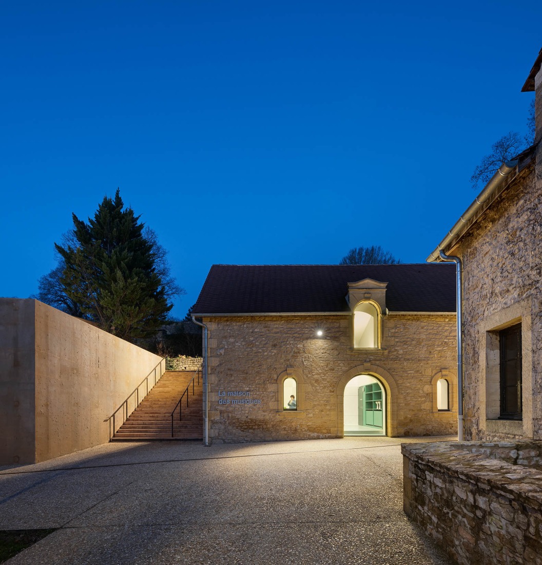 Mediateca y escuela de música por Dominique Coulon & associés. Fotografía por Eugeni Pons.