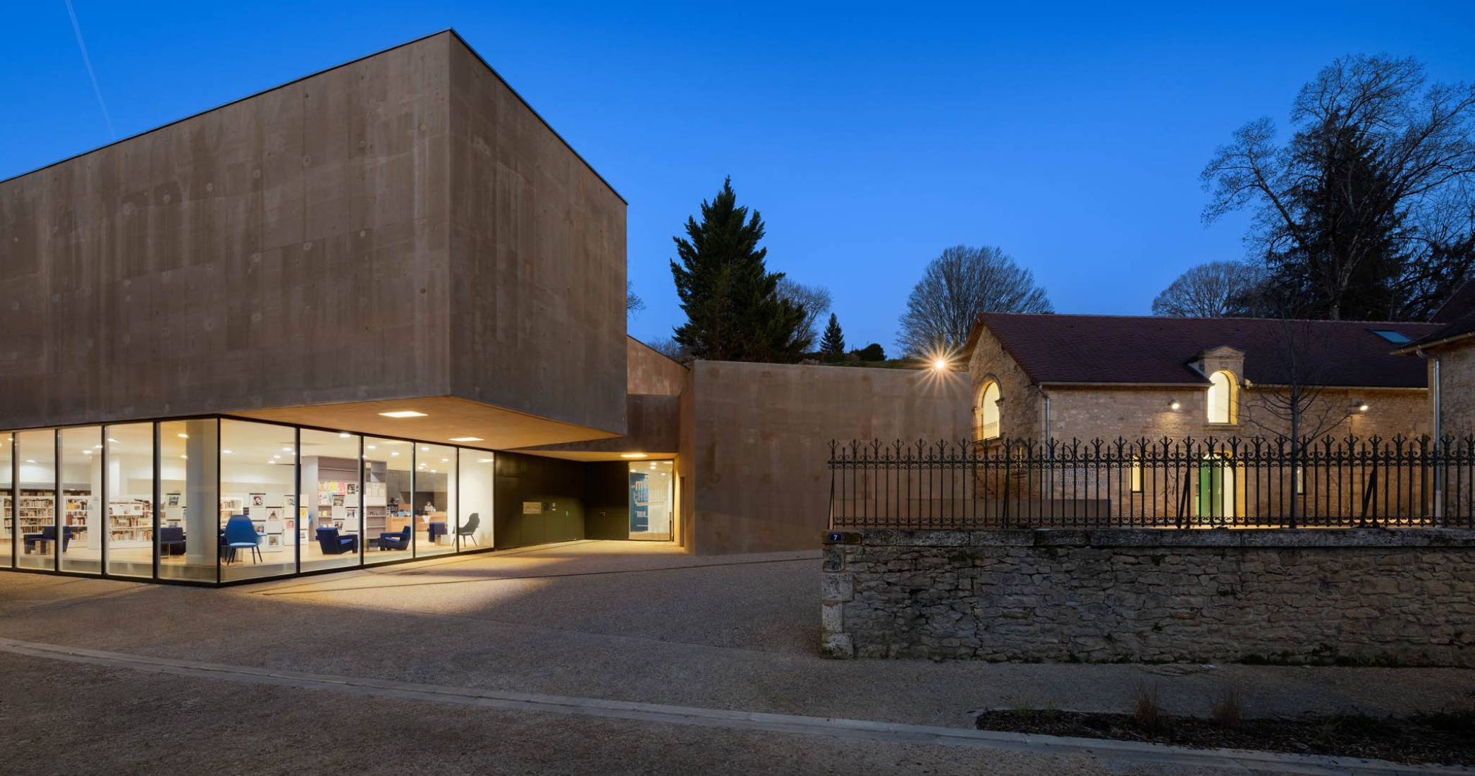 Mediateca y escuela de música por Dominique Coulon & associés. Fotografía por Eugeni Pons.