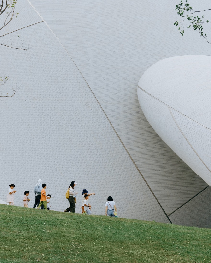 Plaza Cultural de la Bahía de Shenzhen por MAD. Fotografía por Zhu Yumeng.