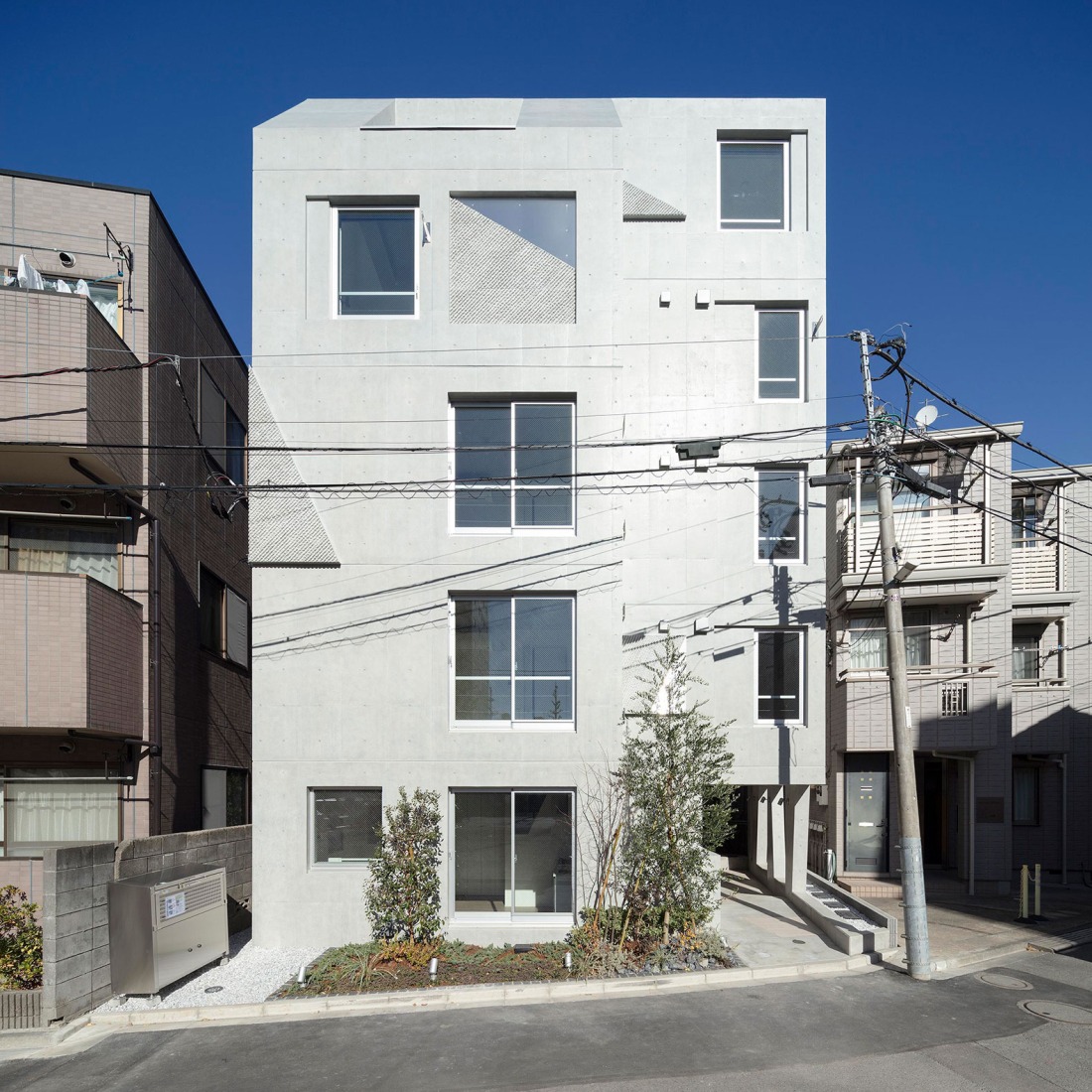 Shin-Nakano Trapezoidal by Ryuichi Sasaki Architecture. Photograph by Takumi Ota Photography.