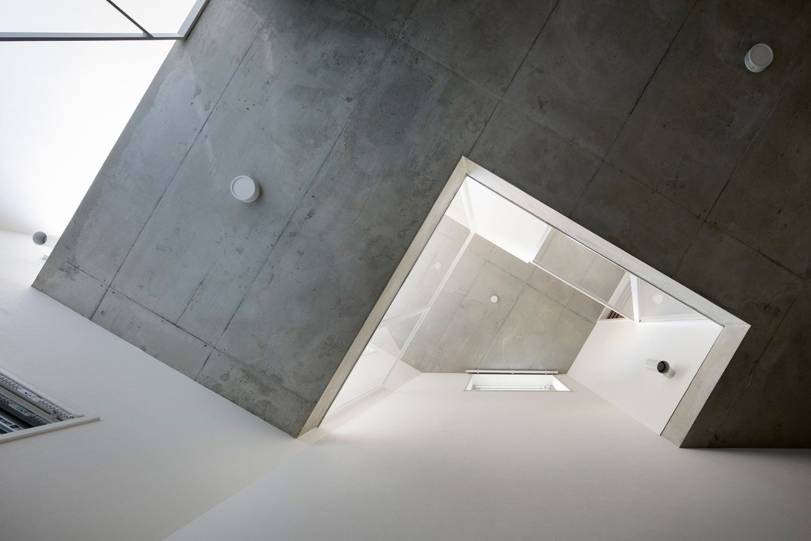 Shin-Nakano Trapezoidal by Ryuichi Sasaki Architecture. Photograph by Takumi Ota Photography.