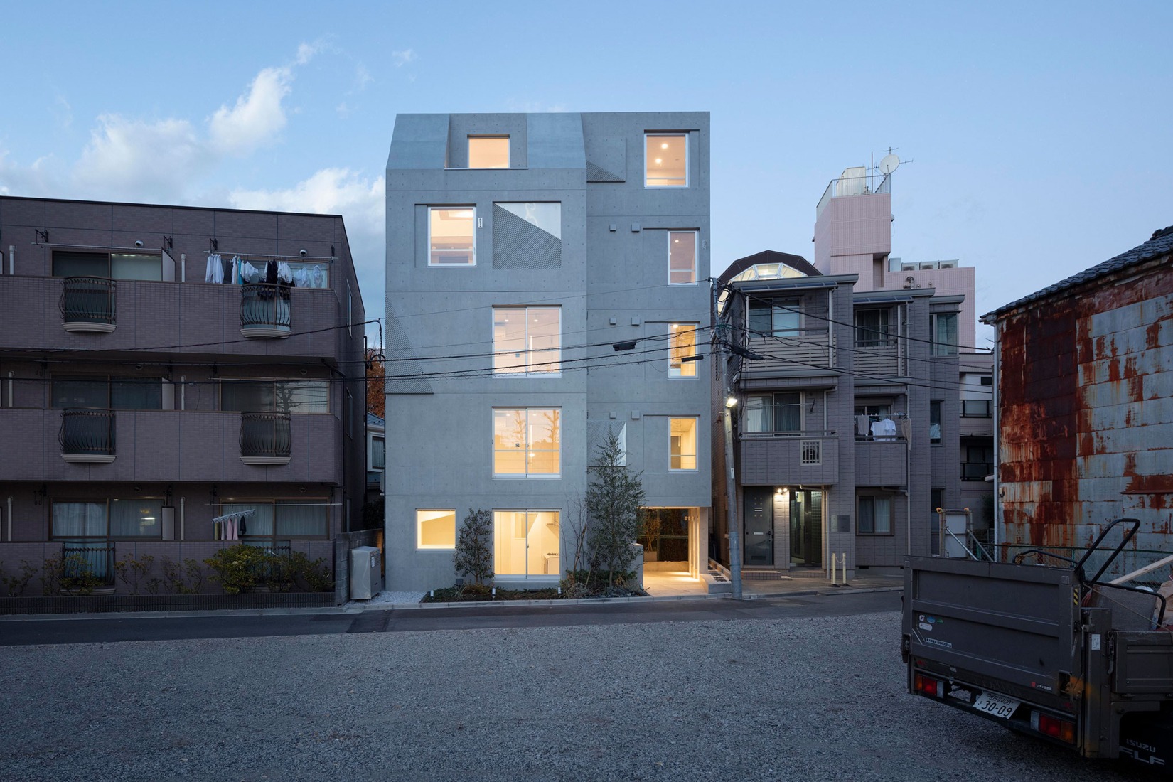 Shin-Nakano Trapezoidal by Ryuichi Sasaki Architecture. Photograph by Takumi Ota Photography.