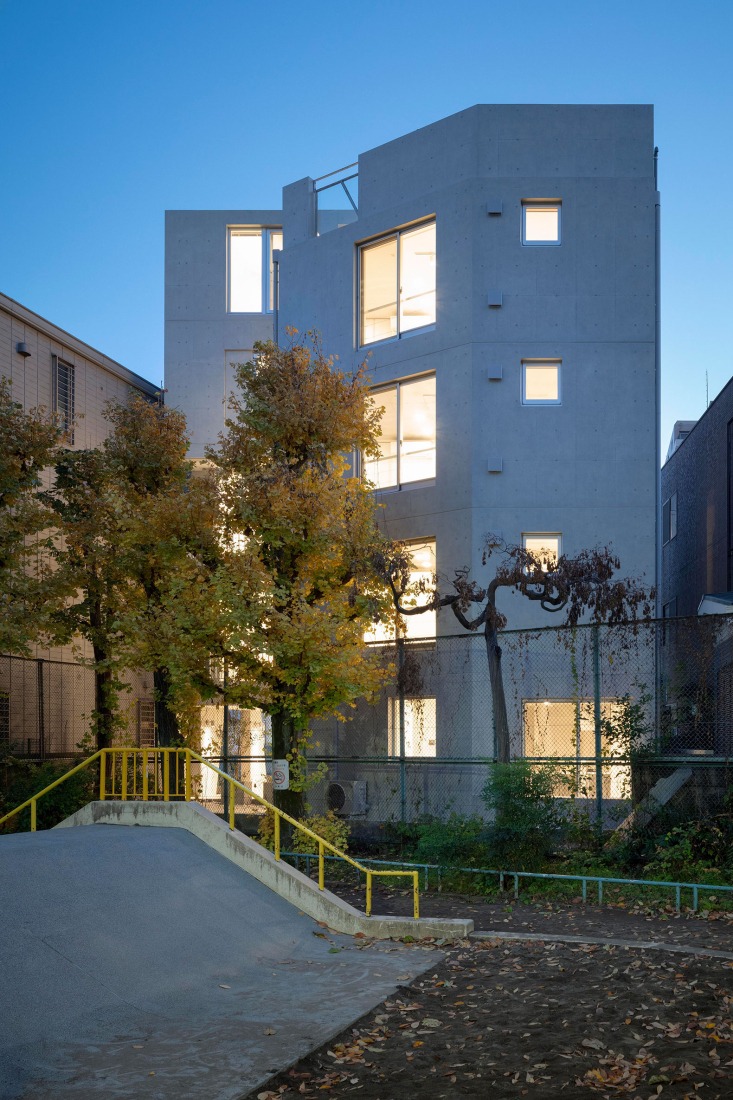 Shin-Nakano Trapezoidal by Ryuichi Sasaki Architecture. Photograph by Takumi Ota Photography.