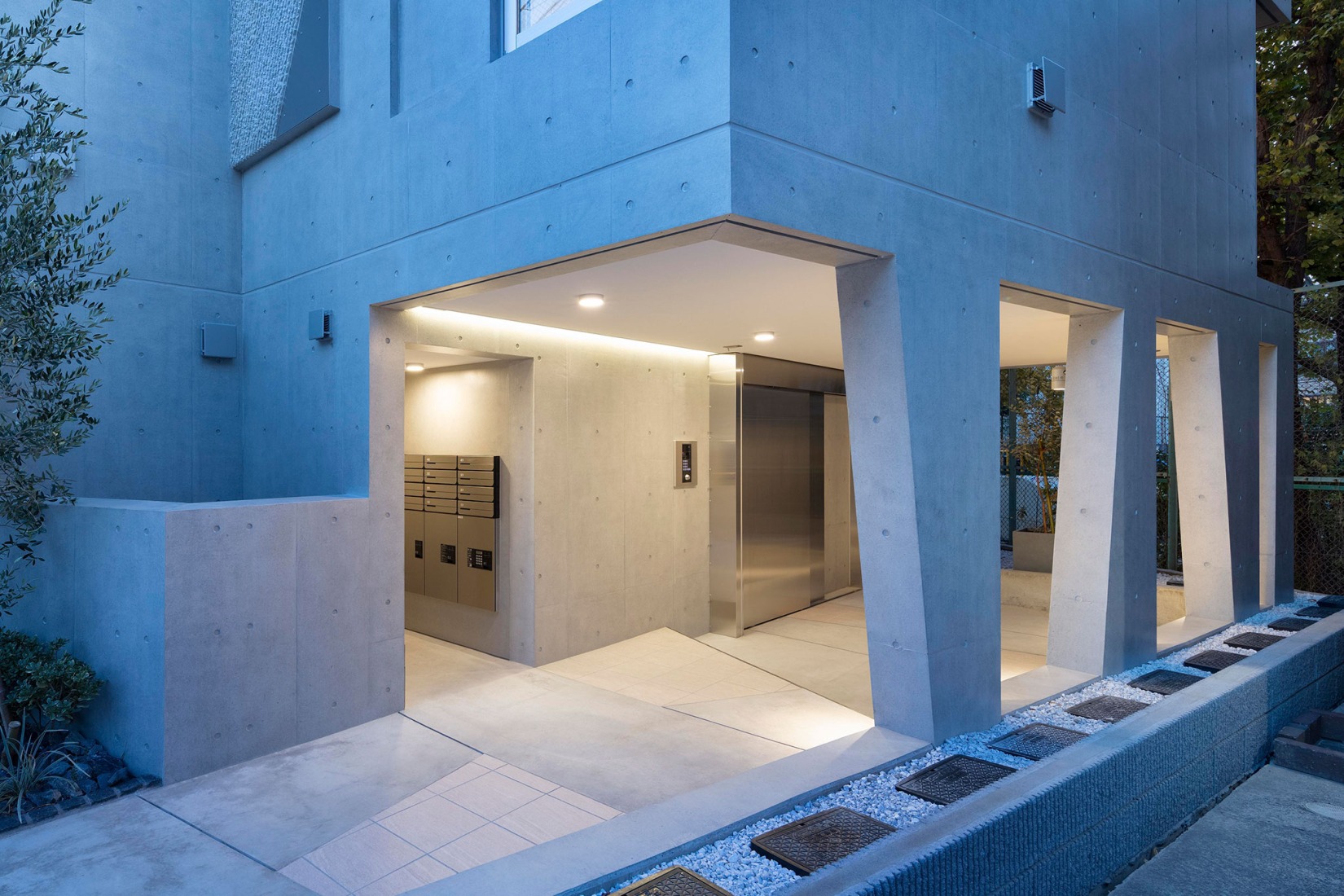 Shin-Nakano Trapezoidal by Ryuichi Sasaki Architecture. Photograph by Takumi Ota Photography.