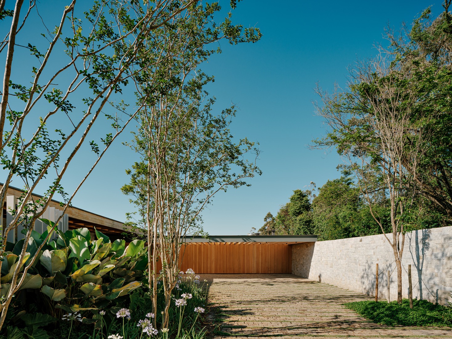 "Casa Colmeia" by Sabella Arquitetura. Photograph by Fran Parente. 