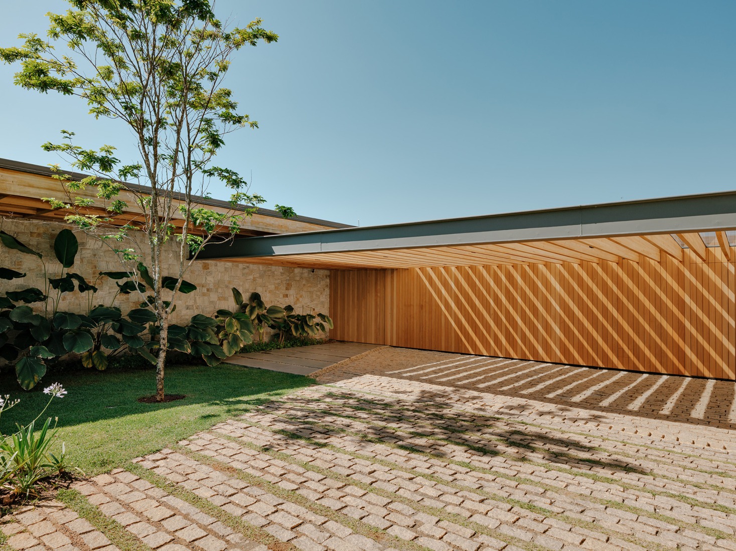 "Casa Colmeia" by Sabella Arquitetura. Photograph by Fran Parente. 