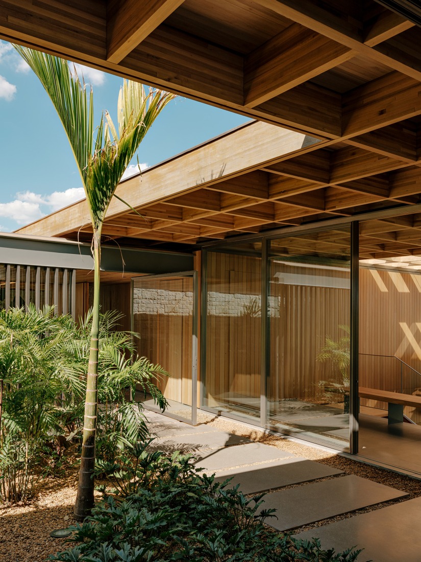 "Casa Colmeia" by Sabella Arquitetura. Photograph by Fran Parente. 