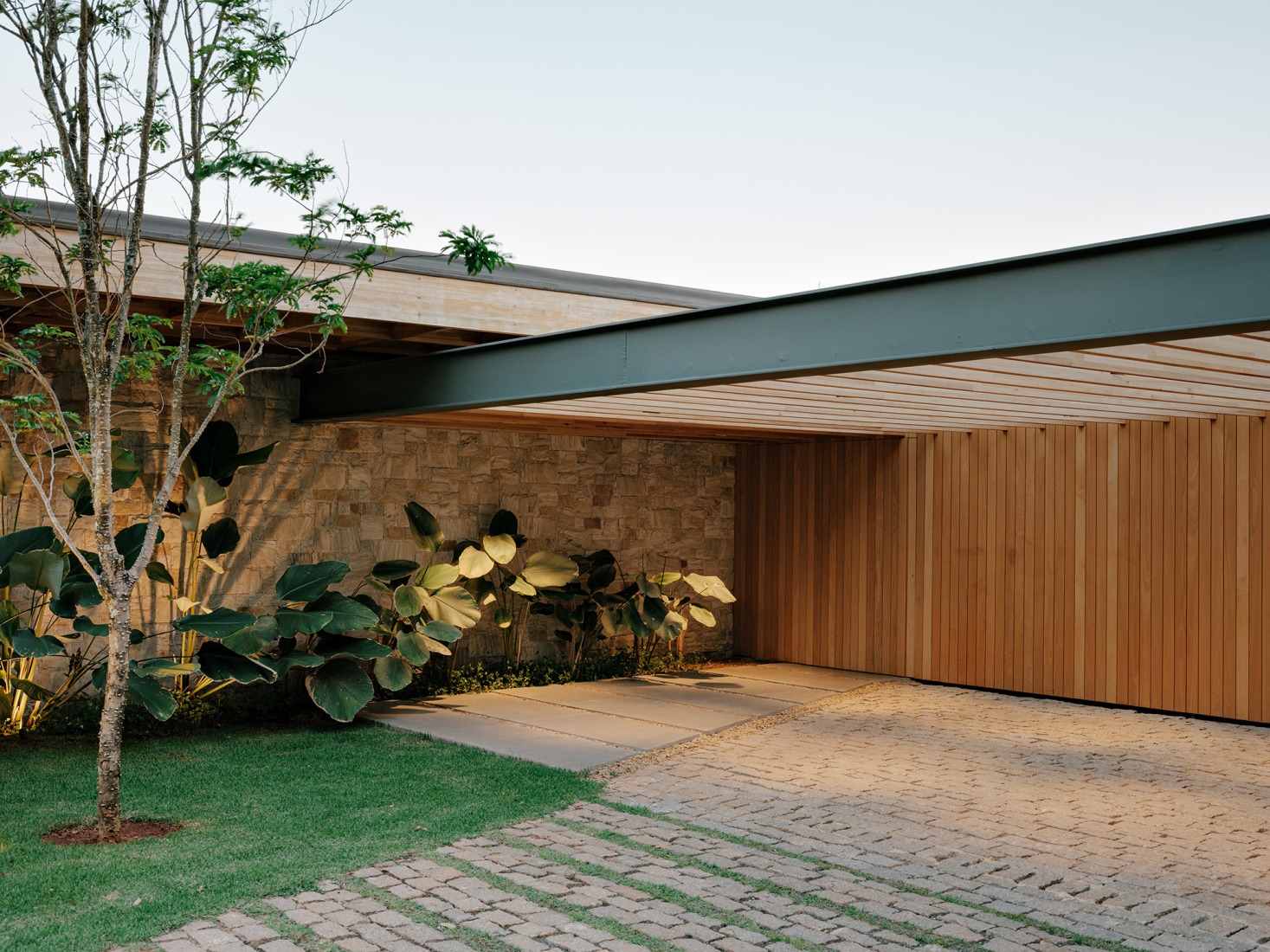 "Casa Colmeia" by Sabella Arquitetura. Photograph by Fran Parente. 