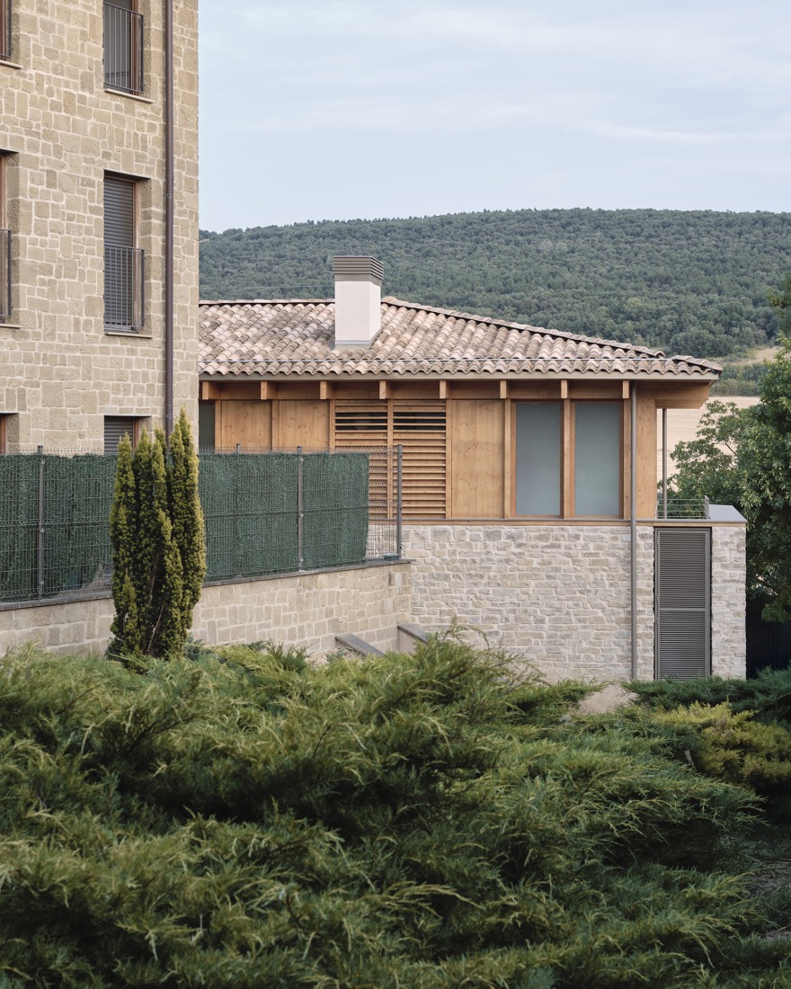 Multi-purpose building by Araiz Floristán Arquitectos. Photograph by Ondarraitz.