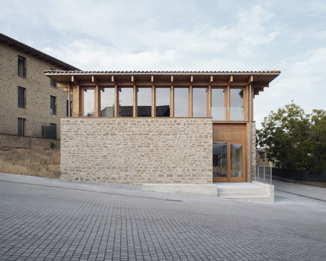 Multi-purpose building by Araiz Floristán Arquitectos. Photograph by Ondarraitz.