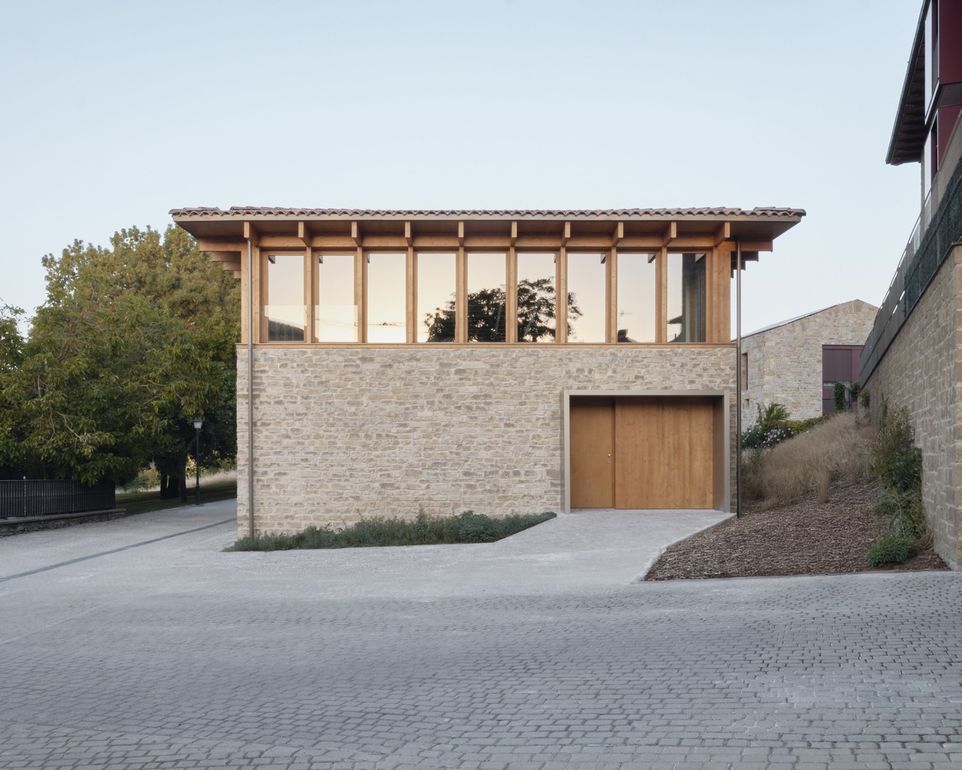 Multi-purpose building by Araiz Floristán Arquitectos. Photograph by Ondarraitz.