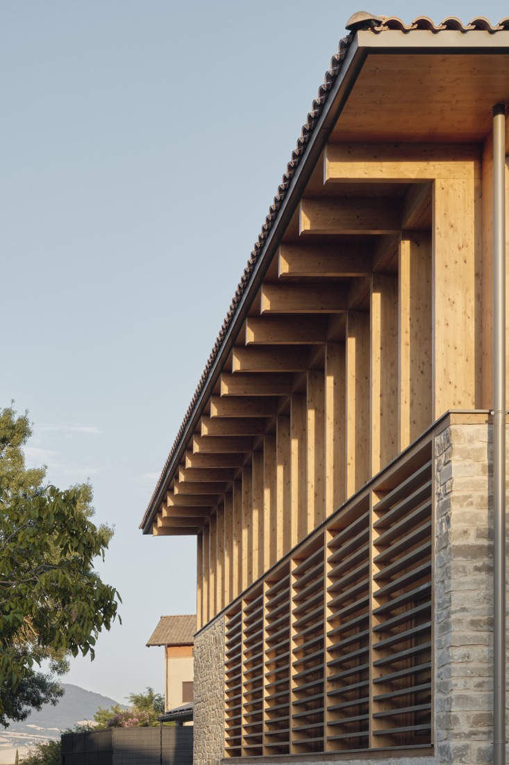 Multi-purpose building by Araiz Floristán Arquitectos. Photograph by Ondarraitz.