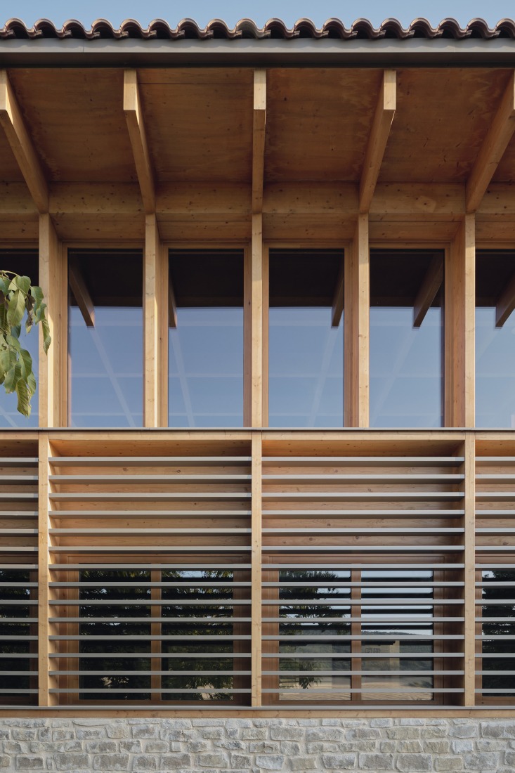Multi-purpose building by Araiz Floristán Arquitectos. Photograph by Ondarraitz.