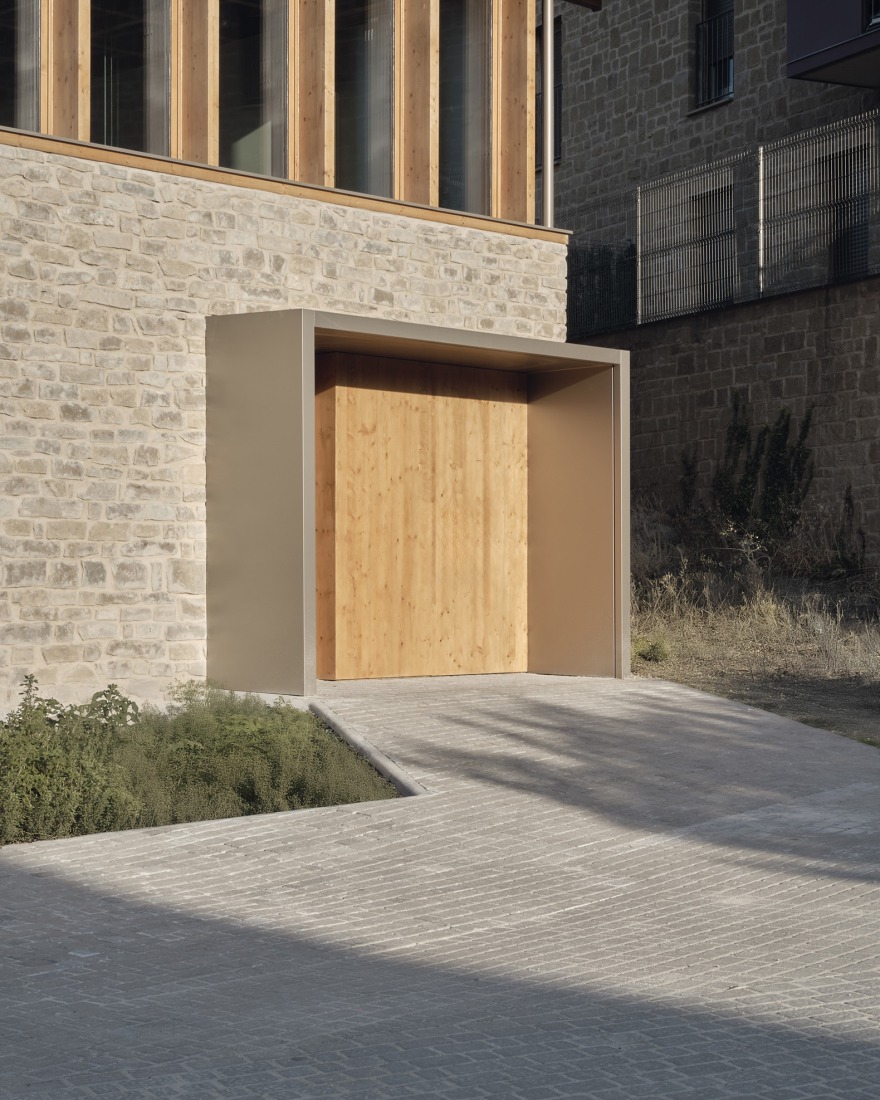 Multi-purpose building by Araiz Floristán Arquitectos. Photograph by Ondarraitz.