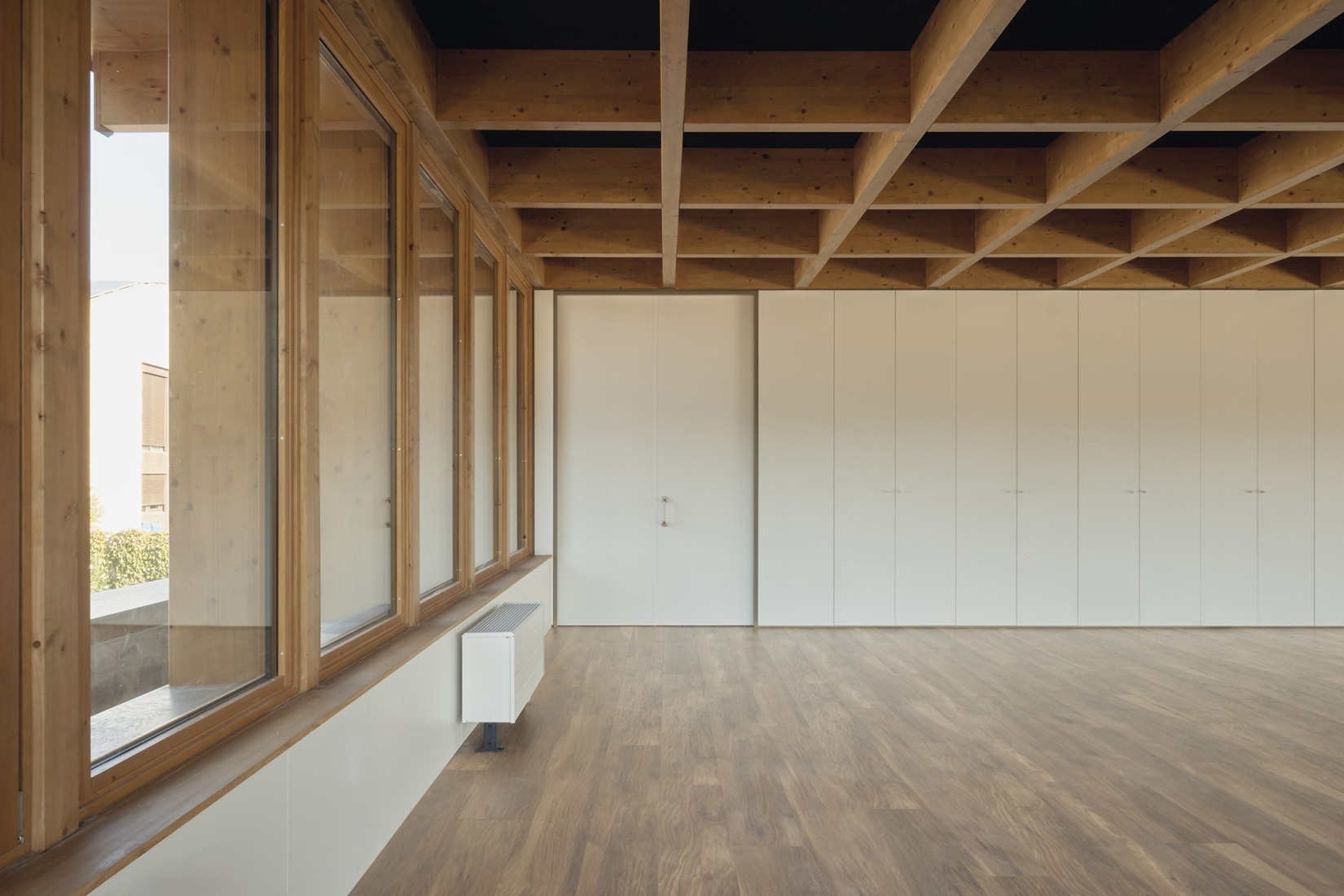 Multi-purpose building by Araiz Floristán Arquitectos. Photograph by Ondarraitz.
