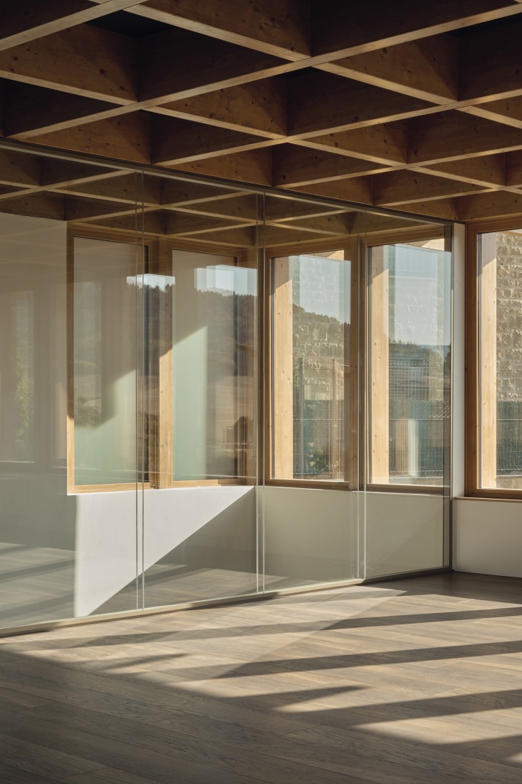 Multi-purpose building by Araiz Floristán Arquitectos. Photograph by Ondarraitz.