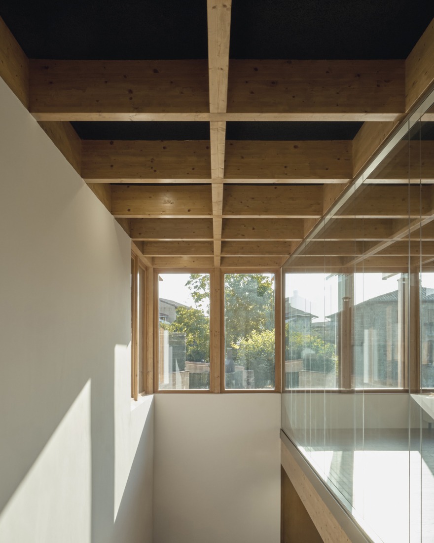 Multi-purpose building by Araiz Floristán Arquitectos. Photograph by Ondarraitz.