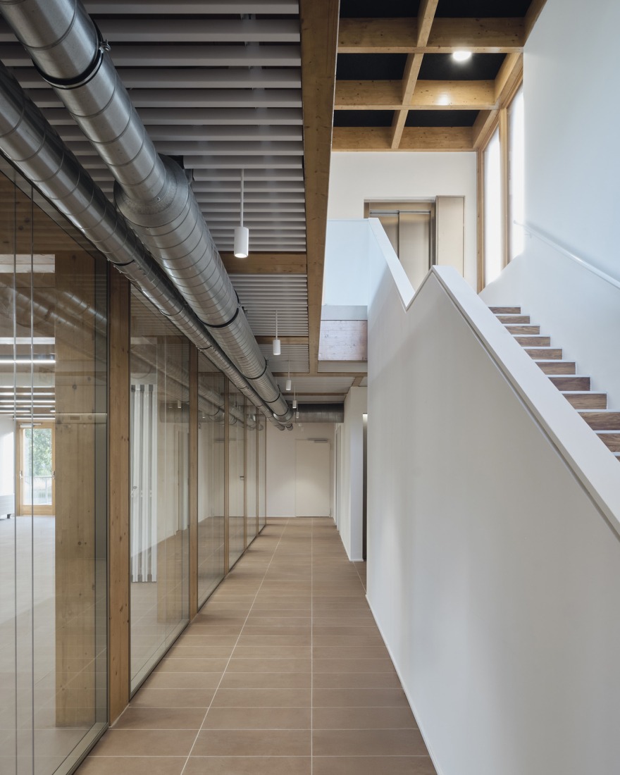 Multi-purpose building by Araiz Floristán Arquitectos. Photograph by Ondarraitz.