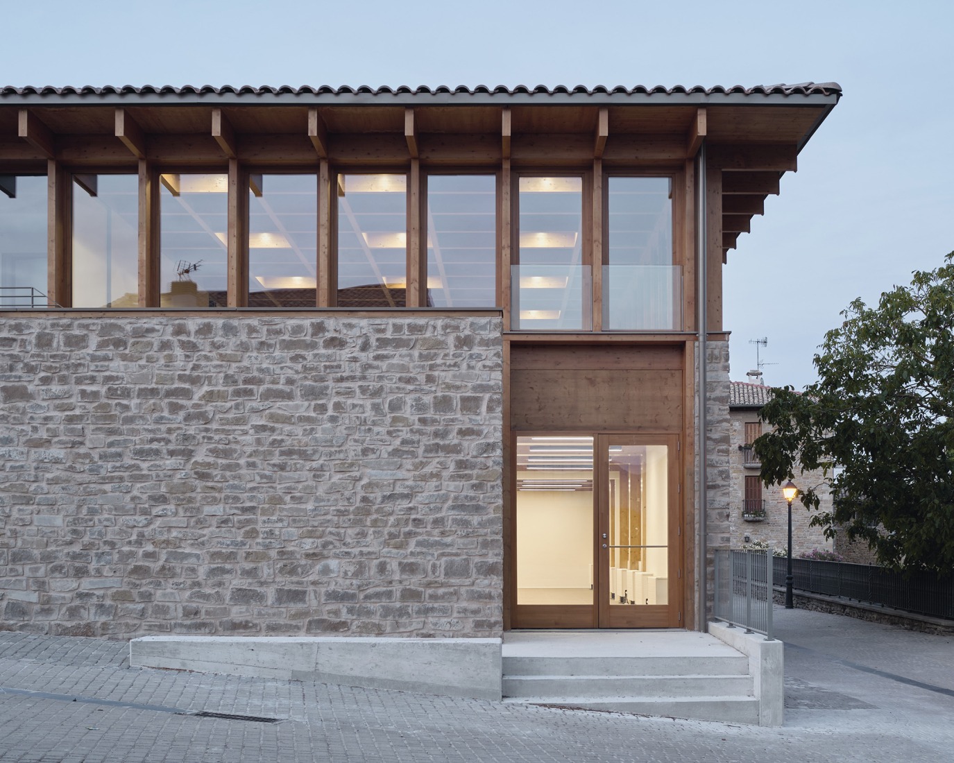 Multi-purpose building by Araiz Floristán Arquitectos. Photograph by Ondarraitz.