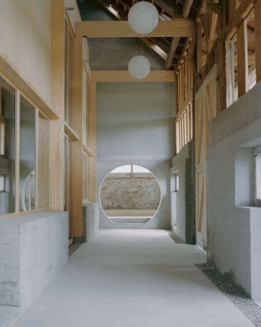 La Granja Invertida por Bard Yersin Architectes. Fotografía por Willem Pab.