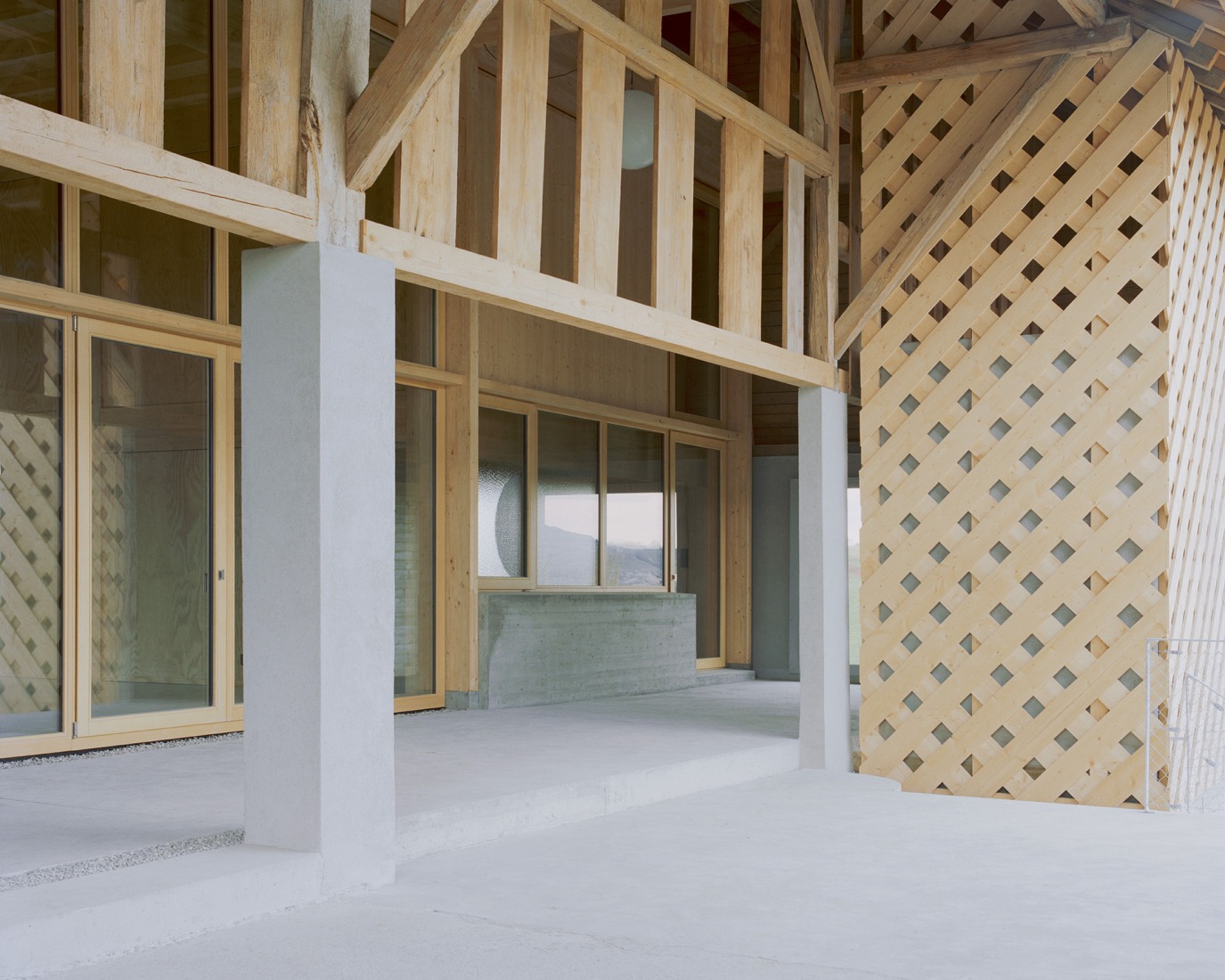 La Granja Invertida por Bard Yersin Architectes. Fotografía por Willem Pab.