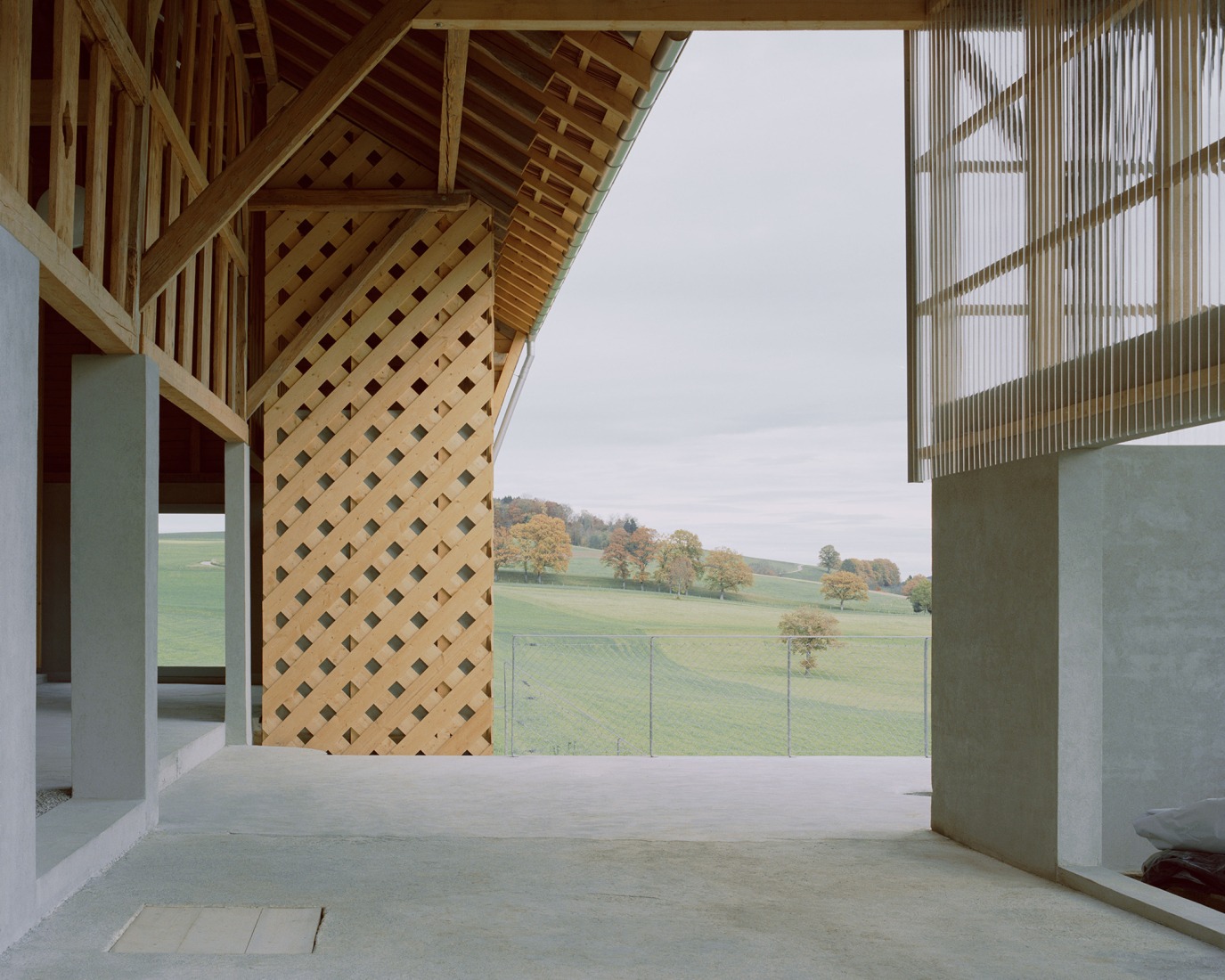 La Granja Invertida por Bard Yersin Architectes. Fotografía por Willem Pab.