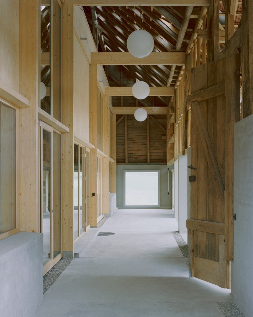 La Granja Invertida por Bard Yersin Architectes. Fotografía por Willem Pab.
