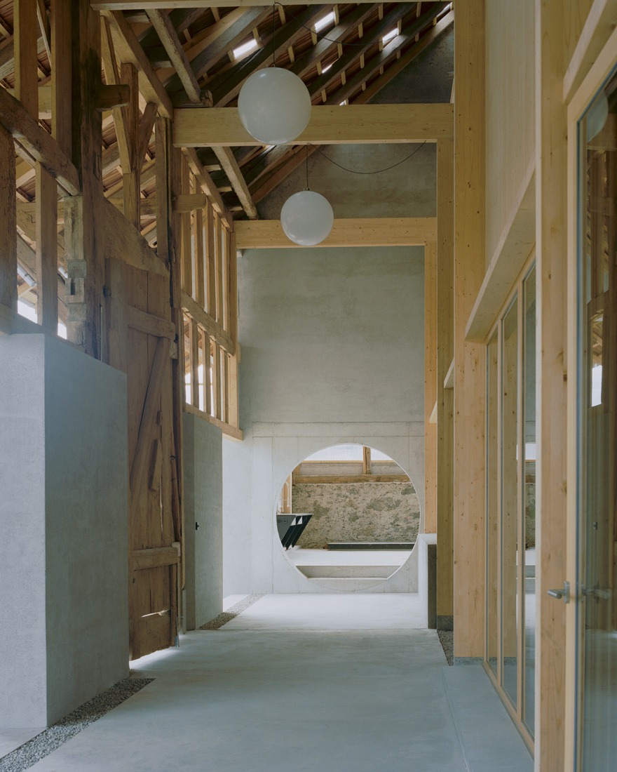 La Granja Invertida por Bard Yersin Architectes. Fotografía por Willem Pab.
