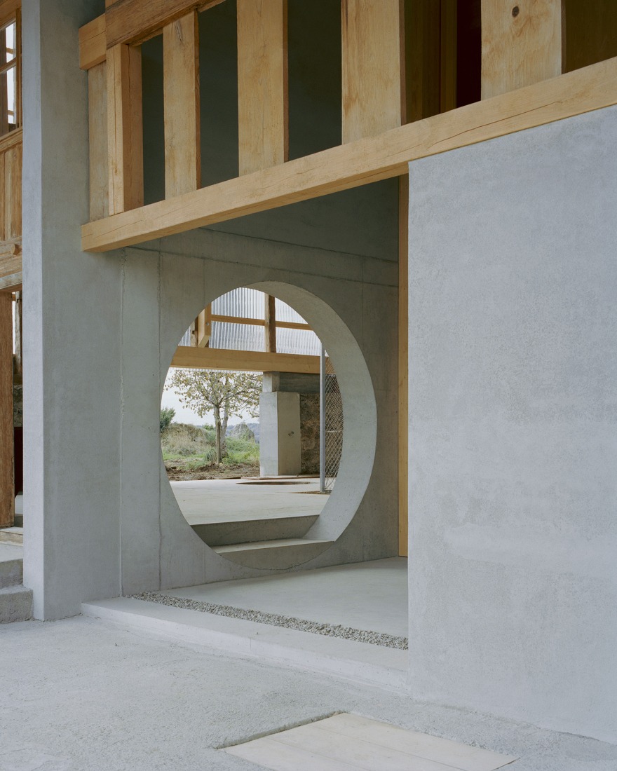 La Granja Invertida por Bard Yersin Architectes. Fotografía por Willem Pab.