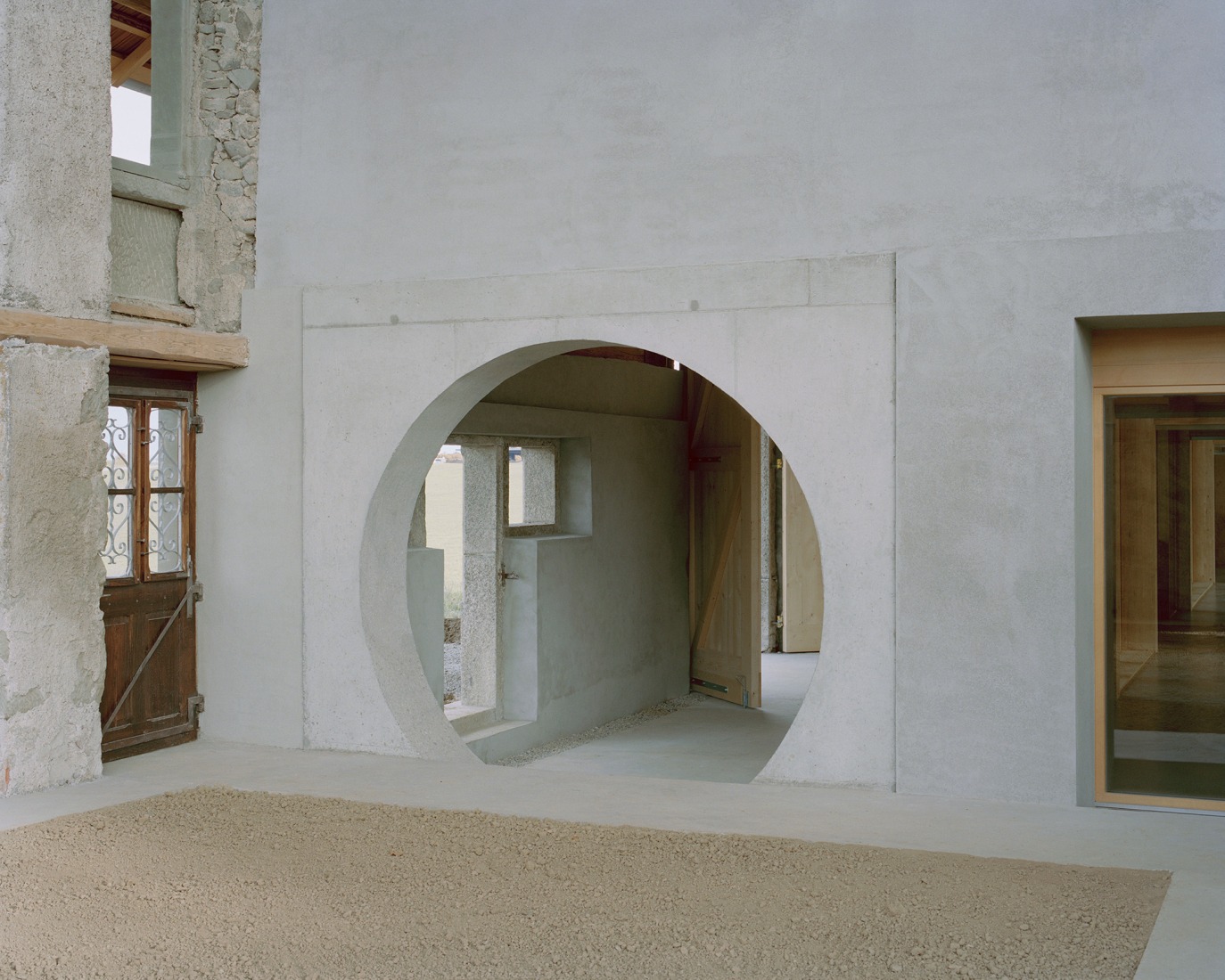 La Granja Invertida por Bard Yersin Architectes. Fotografía por Willem Pab.
