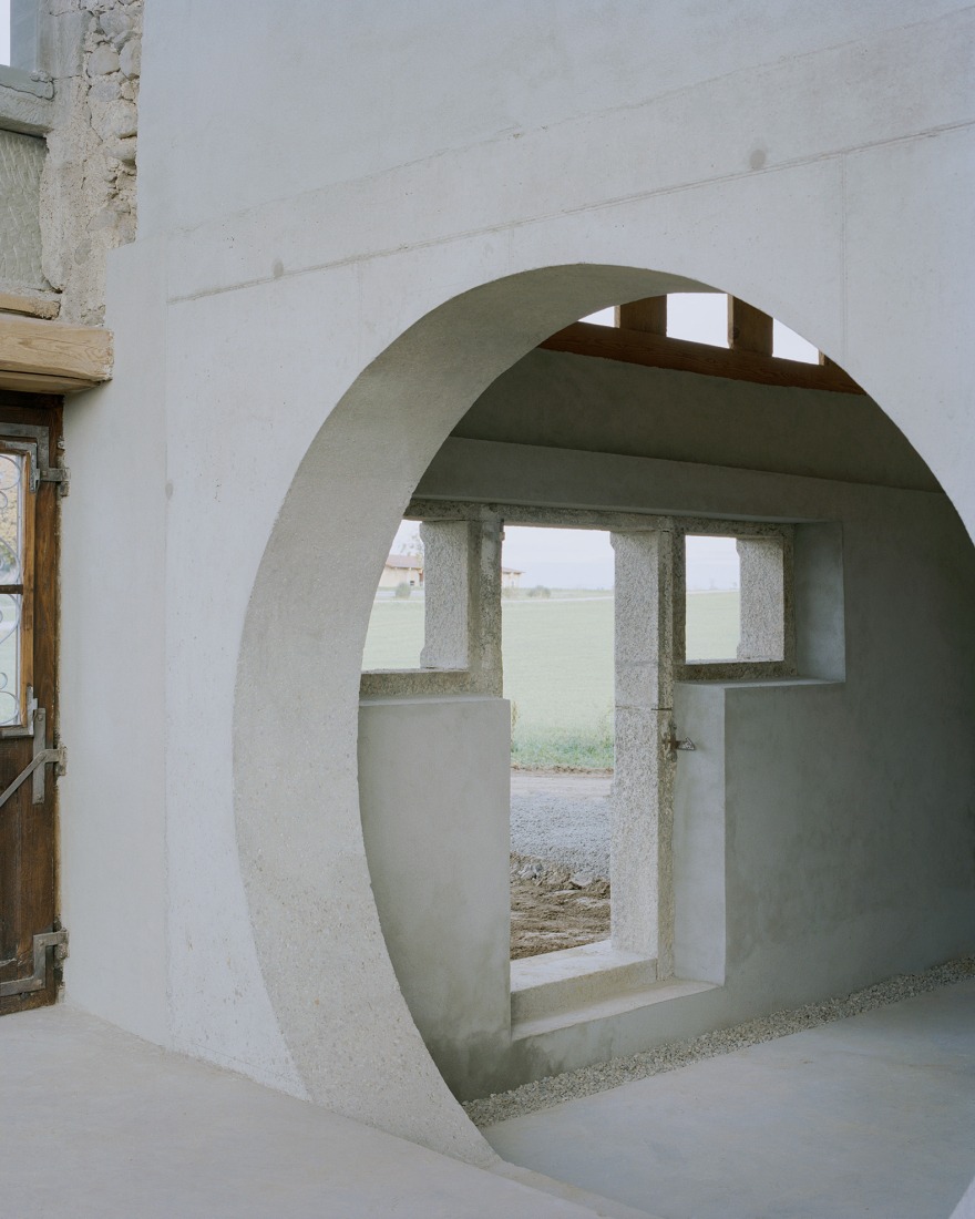 La Granja Invertida por Bard Yersin Architectes. Fotografía por Willem Pab.