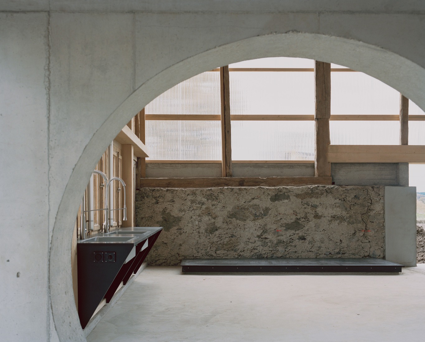 La Granja Invertida por Bard Yersin Architectes. Fotografía por Willem Pab.