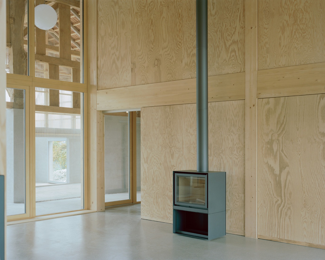 La Granja Invertida por Bard Yersin Architectes. Fotografía por Willem Pab.