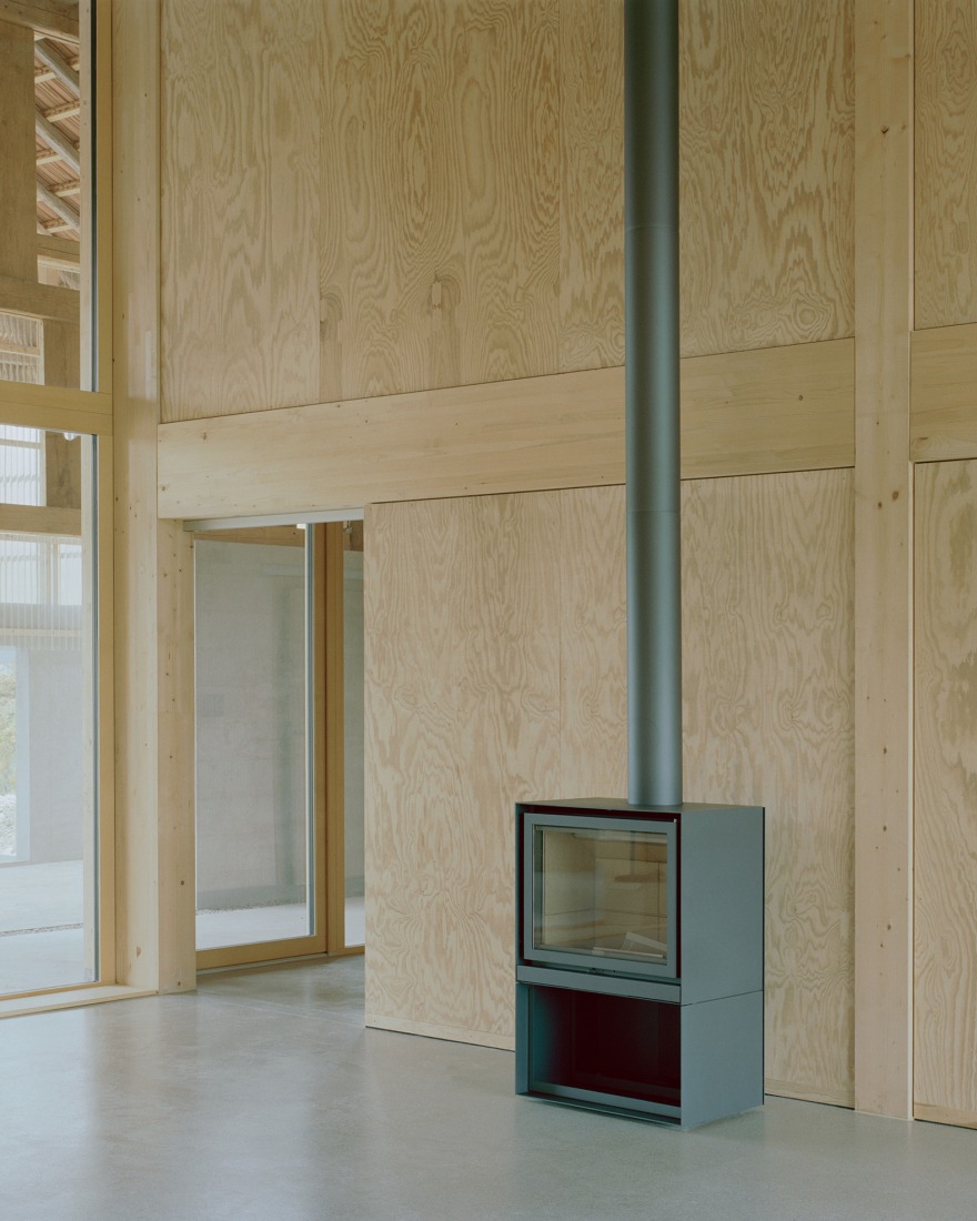 La Granja Invertida por Bard Yersin Architectes. Fotografía por Willem Pab.