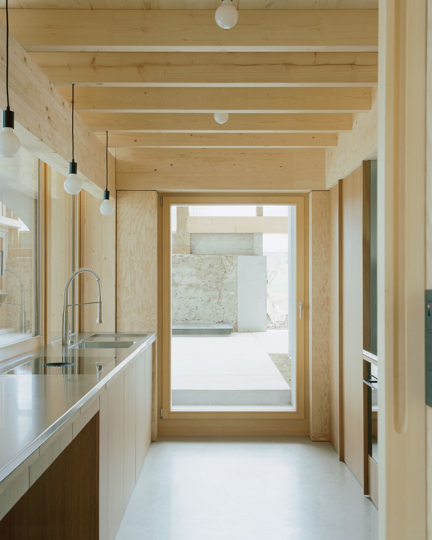 La Granja Invertida por Bard Yersin Architectes. Fotografía por Willem Pab.