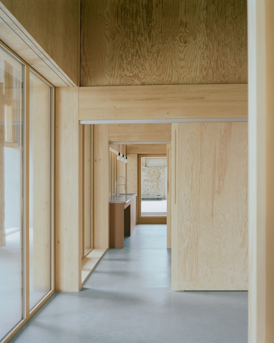 La Granja Invertida por Bard Yersin Architectes. Fotografía por Willem Pab.