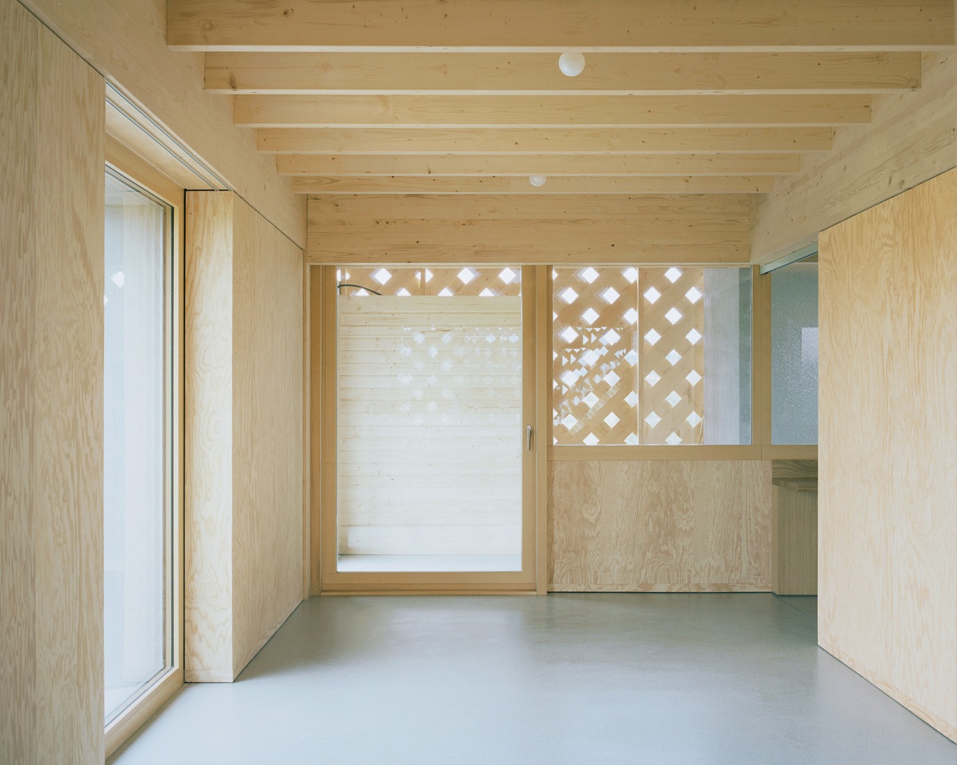 La Granja Invertida por Bard Yersin Architectes. Fotografía por Willem Pab.