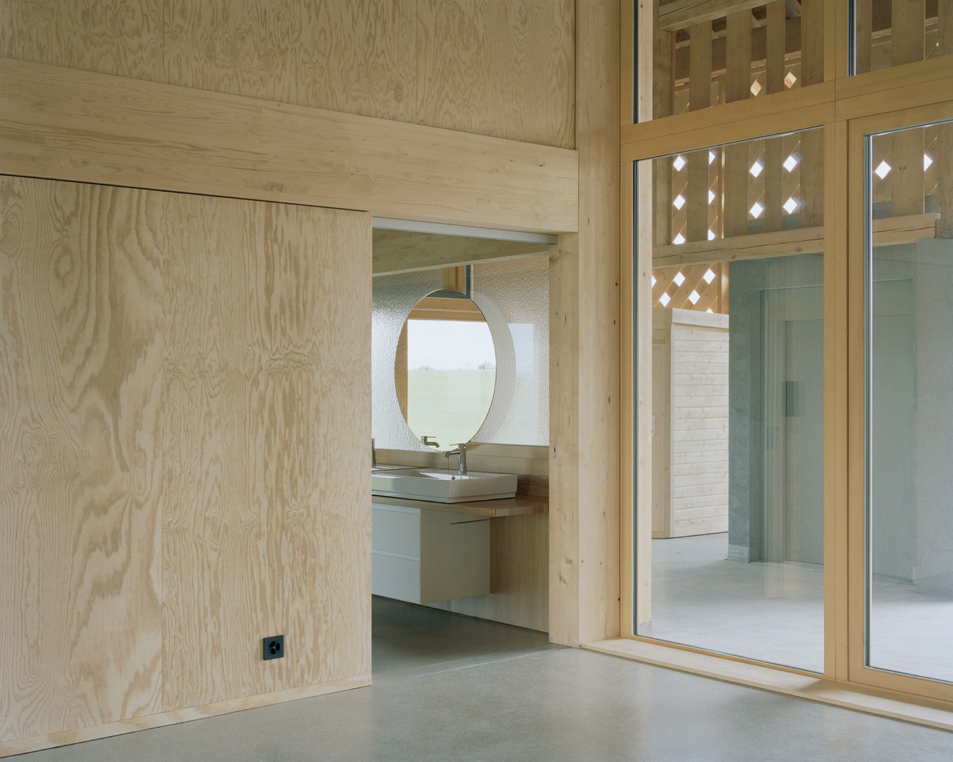 La Granja Invertida por Bard Yersin Architectes. Fotografía por Willem Pab.