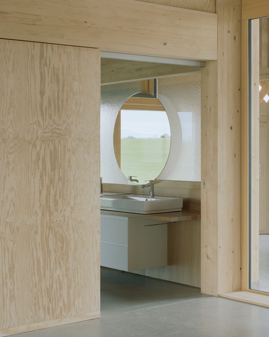 La Granja Invertida por Bard Yersin Architectes. Fotografía por Willem Pab.