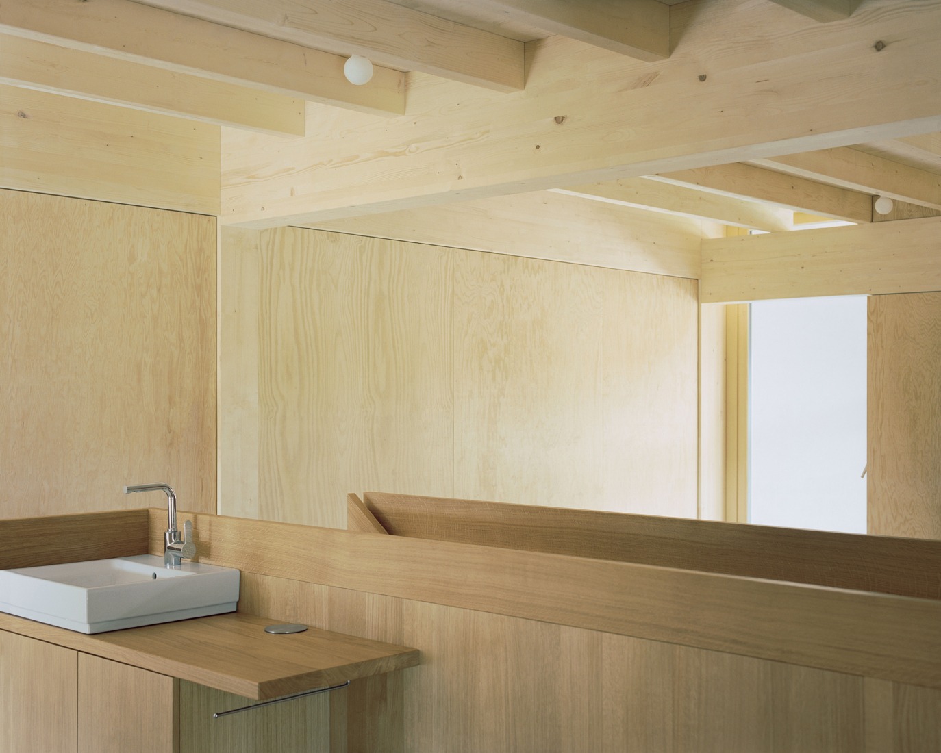 La Granja Invertida por Bard Yersin Architectes. Fotografía por Willem Pab.
