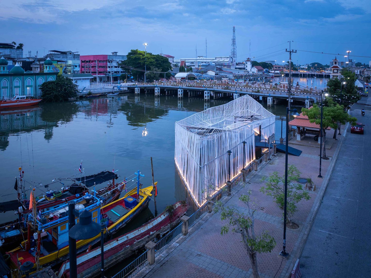 Pattani Fishermen Community Hub by HAS design and research. Photograph by Rungkit Charoenwat. Images courtesy by Jenchieh Hung + Kulthida Songkittipakdee / HAS design and research.