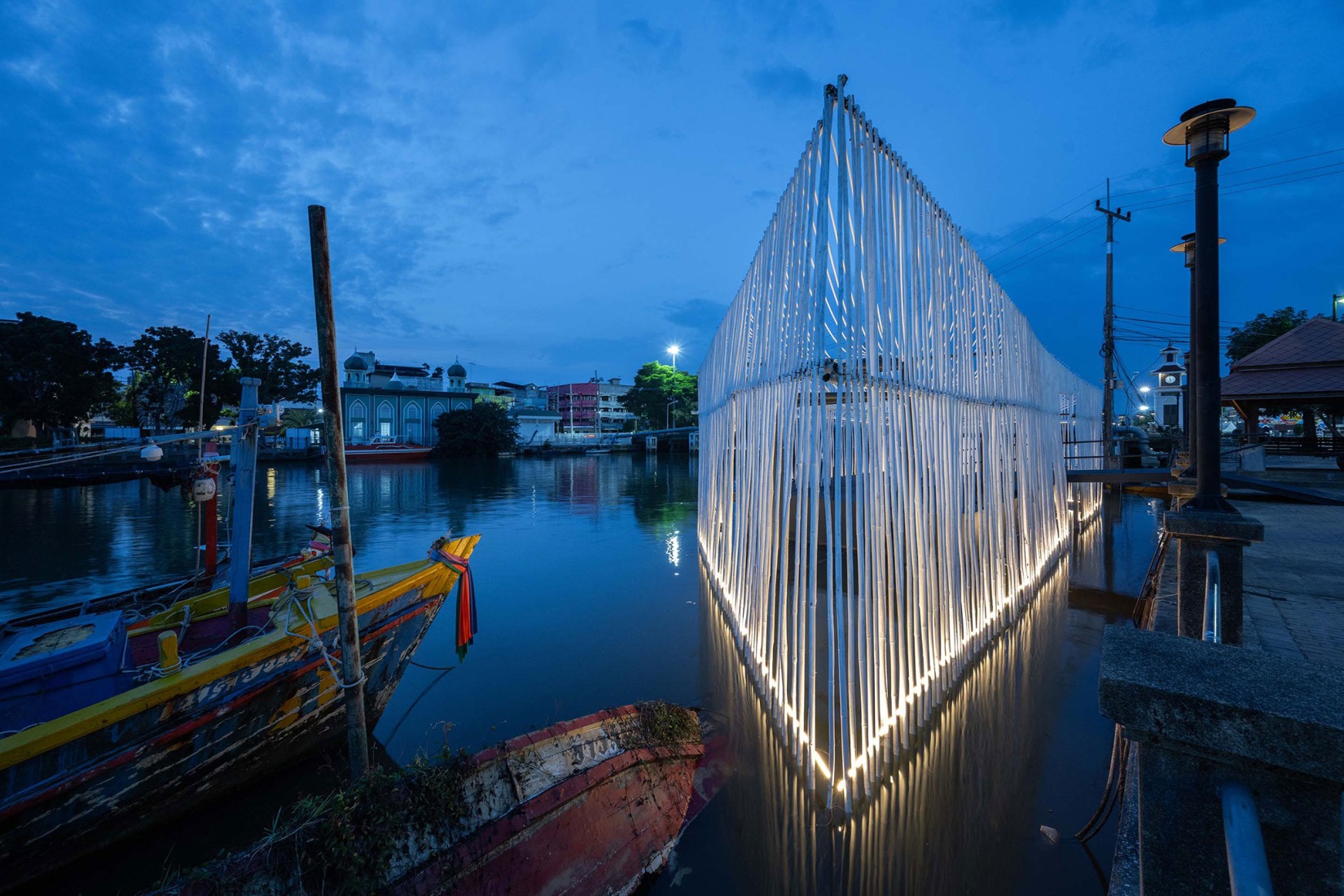 Pattani Fishermen Community Hub by HAS design and research. Photograph by Rungkit Charoenwat. Images courtesy by Jenchieh Hung + Kulthida SongkittipakdePattani Fishermen Community Hub by HAS design and research. Photograph by Rungkit Charoenwat. Images courtesy by Jenchieh Hung + Kulthida Songkittipakdee / HAS design and research.e / HAS design and research.