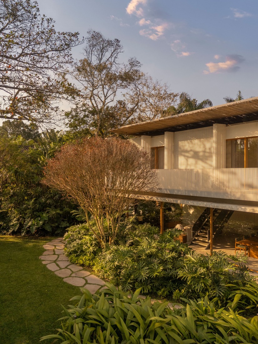 Biribinhas House by MK27. Photograph by Fernando Guerra.