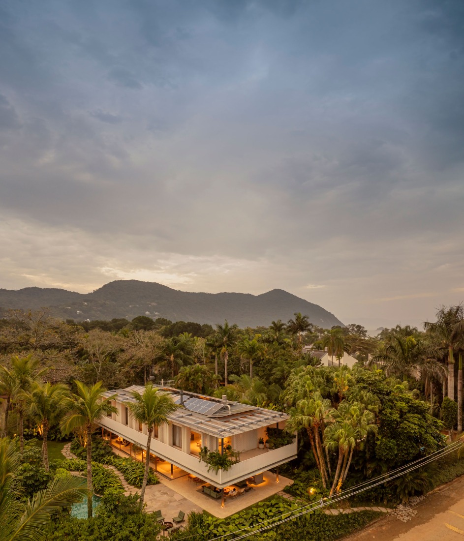 Biribinhas House by MK27. Photograph by Fernando Guerra.