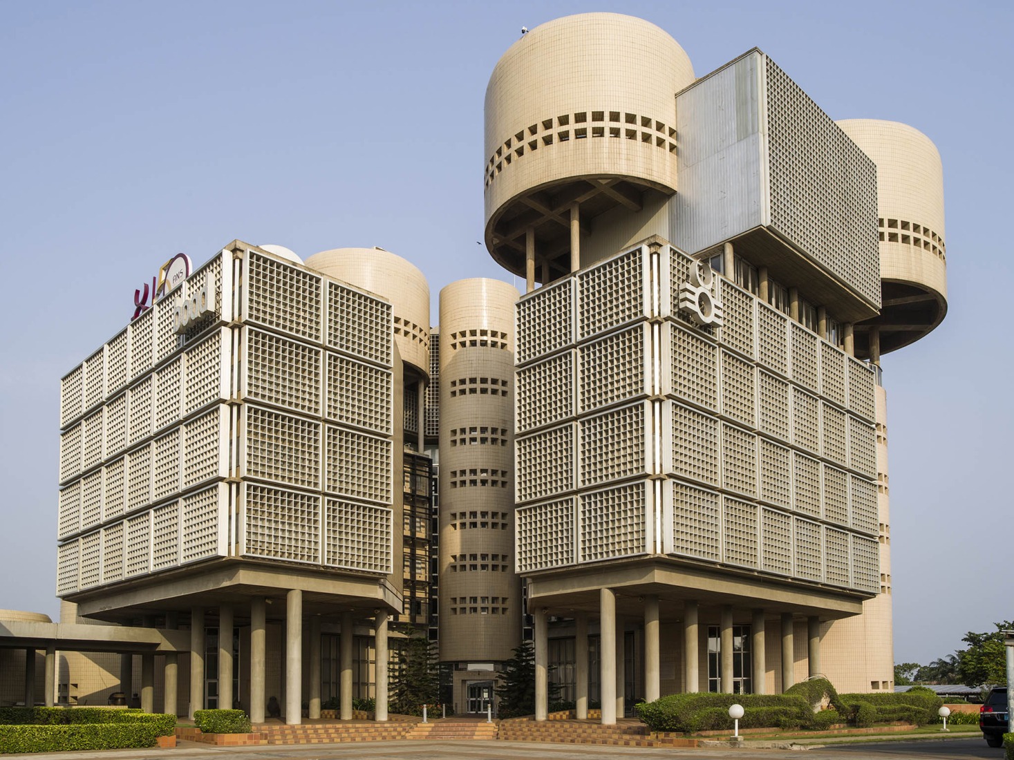 Banque Ouest Africaine de Développement (BOAD), Lomé, Togo. 1979–80. Guy Durand, Yves Ménard, and Messan Raphaël Ekoué-Hagbonon. 2025. Photograph by François-Xavier Gbré.