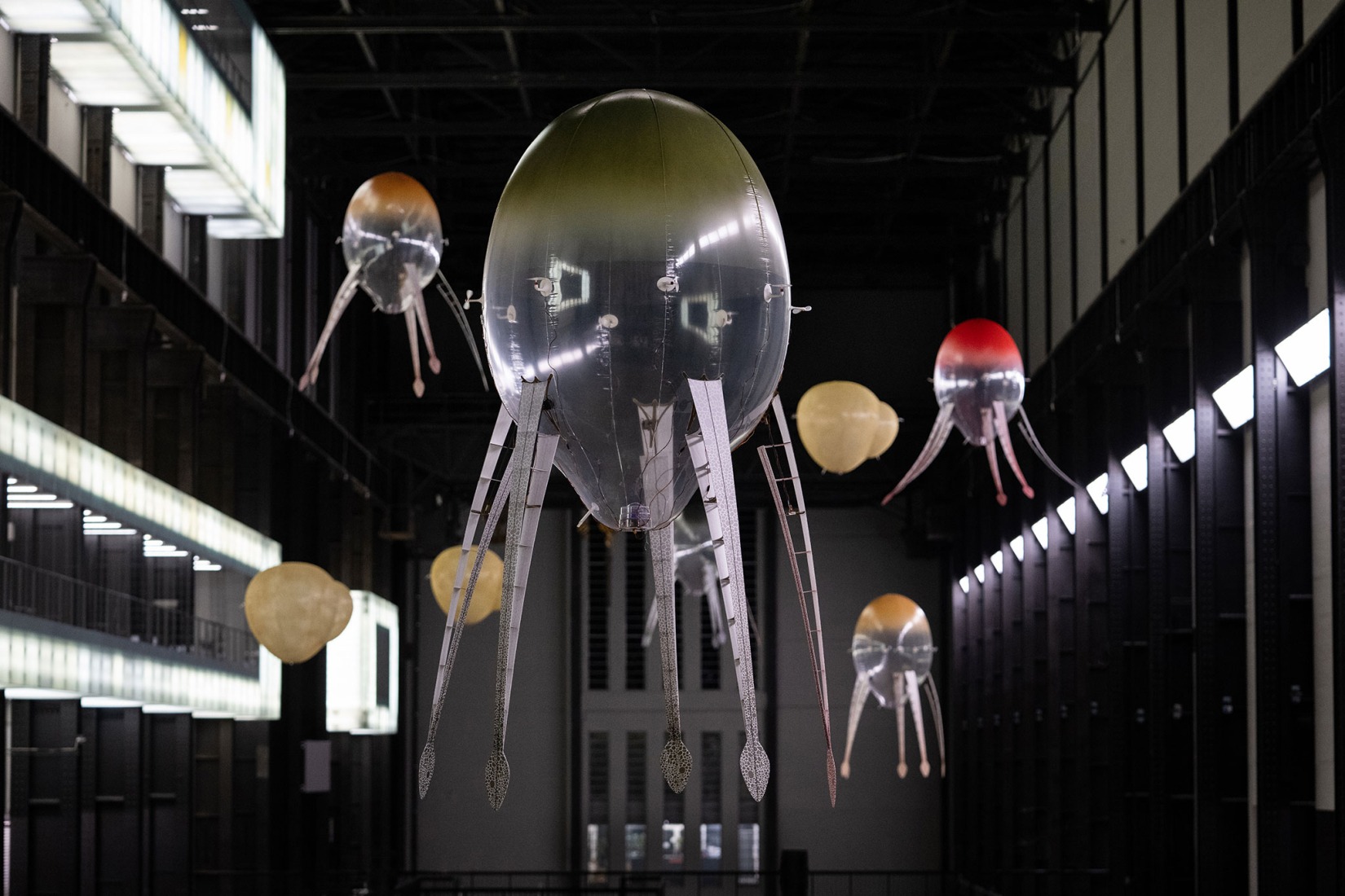 Anicka Yi, Enamorada del mundo, 2021/2025. Plástico, helio, electrónica, cámara térmica, sistema de posicionamiento, simulación de vida artificial, dimensiones variables. Cortesía de la artista y Gladstone Gallery. Estudio de Anicka Yi: Remina Greenfield, Peter Pak y Dylan Reitz-Cruz. Líder técnico, diseño y desarrollo del comportamiento aerodinámico: Sitara Systems, Las Vegas. Aerodinámica: Airstage, Riederich. Sistema de localización en tiempo real basado en tecnología UWB: Pozyx, Gante.